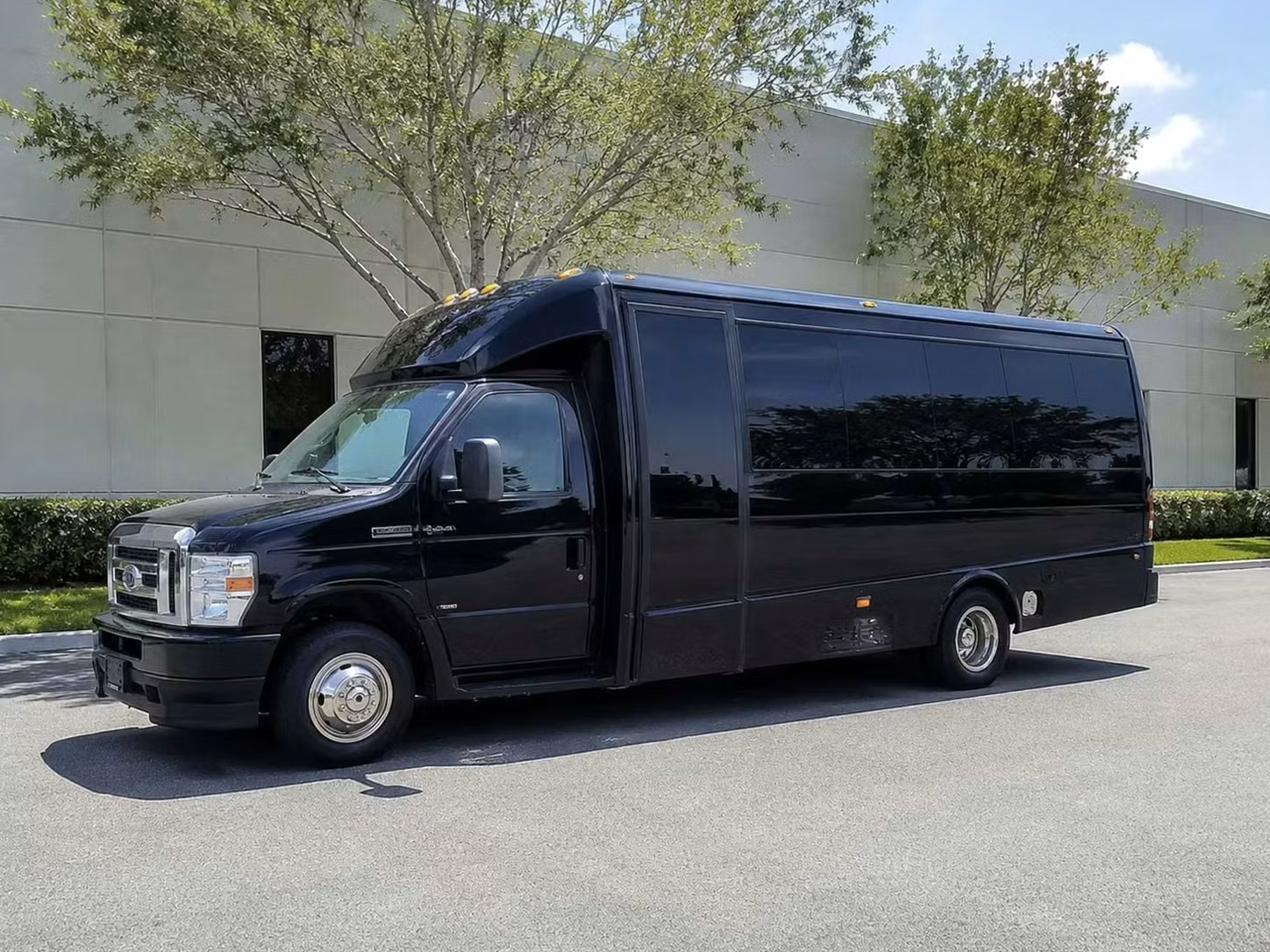 tucker 18 passenger minibus rental